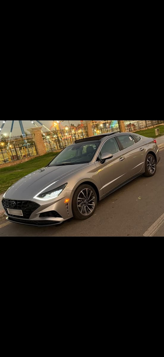 اللي يدور جديد يتصل او يراسلني و يدلل
سوناتا 2023 لميتد ( limited ) 
اعلى فئة بالسوناتا ( لميتد limited )
الفول الحقيقي مو مثل الفئات الباقية 
ماشية 7 الاف فقط …… 
بدون ايرباك …. ايرباك سليم ع وضع الشركة
و بدون تبديل اي قطعة 
حادث بسيط جداً 
( نصف الجاملغ خلفي فقط صبغ )
الفئة الوحيدة اللي تجي بيها 
١- داتا شو بالزجاج الامامي 
٢- كاميرات محيطية ( 4 كاميرات )
٣- تحريك بالبصمة للامام و الخلف 
٤- الكشنات الامامية تبريد + تدفئة
٥- الكشنات الامامية اثنينهم كهرباء 
+ كشن السائق وضعيتين خزن ميموري 
٦-  ( 6 حساسات امامية )

مواصفات السيارة الباقية ………….. 
محرك 1600 توربو … طيارة و اقتصادي جداً 
سقف بانوارما قطعتين
قطعتين تبريد … امامي + خلفي
سستم سماعات Bose متكون من 12 سماعة
مع مضخم صوت خارجي 
الزجاج الامامي و الخلفي اوتو
رادار امامي و خلفي و جانبي 
حساسات امامية و خلفية
نقاط عمياء عند تغيير المسار 
حساسات بالابواب للتنبيه عند فتح الباب و سيارة قادمة من الخلف 
شاشة كبيرة ( تختلف عن باقي الفئات ) 
تدعم الكار بلي و الاندرويد اوتو
قيادة ذاتية 
شاشة رقمية للعدادات و الكيجات متغيرة عند تغيير نظام القيادة
4 وضعيات للقيادة 
‏Normal-costum-sport-sport plus
انارة داخلية متغيرة 7 الوان بالدشبورد و الابواب 
نظام المحافظة على المسار 
كروس ( تحكم بالسرعة )
شاحن وايرلس لاسلكي 
منافذ للشحن امامية و خلفية
تبريد بيانو 
قطعتين تبريد امامي و خلفي
تبريد منفصل للراكب و السائق
دخول ذكي و انارة ترحيب 
قفل ذاتي عند الابتعاد 
فتح الصندوق الخلفي عند الاقتراب 
اشارات بالمرايا الجانبية 
تشغيل عن بعد 
انارة led امامية
بگ لايت خلفي led 
تدفئة ستيرن
نظام Auto Hold
يعني بالازدحام تضغط البريك ضغطة وحدة و تشيل رجلك تبقى السيارة لازمة بريك لحد ما تضغط عالبنزين يلة تمشي 
نظام تنبيه اذا تحرك السير وانت بقيت واكف تنبهك
الماسحات الامامية اوتو بالمطر
ويل كب بلادي حجم 18 
تخم اطارات بيرلي بلادي مال سيارة
هاند بريك بصمة كهربائي
نظام ترحيب صوتي

سيارة جديدة و كل شي على وضع الشركة كير محرك كهربائيات راديترات منظومة التبريد و غاز الشركة البلادي
تبريدها بشرط ( ثلاجة ) باقصى درجة حرارة
سنوية جديدة ، رقم اربيل ( شبه مميز  ) 
تحويل او وكالة حاضر …..
مكانها الديوانية
***********
السعر  207 وبي مجال
