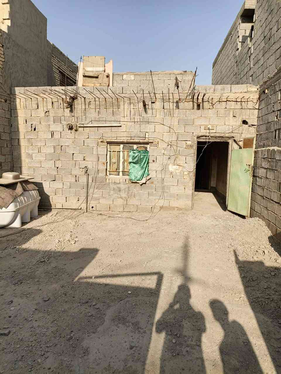 السلام عليكم. للبيع بيت زراعي سند 25 في جسر ديالى القديم بالقرب من ساهرون. المساحة الكلية 140 متر . تفاصيل البيت موضحة في الفيديو. للاستفسار أكثر، يرجى الاتصال على الرقم أو مراسلة الصفحة ***********.
