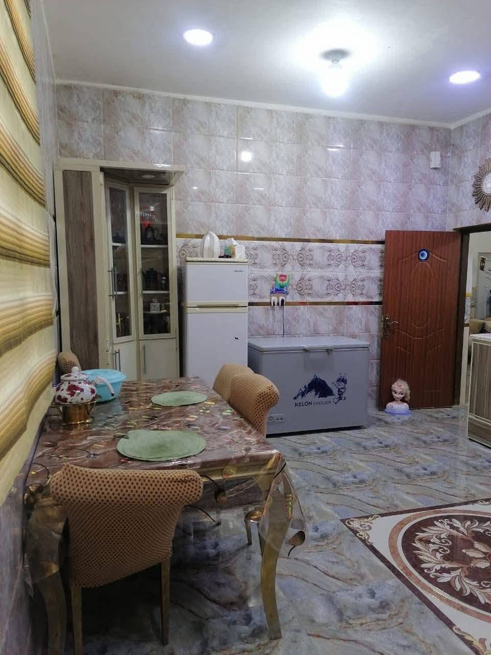 🔥 للبيع بيت حديث ومرتب – حي الحكيم 🔥
بيت جاهز للسكن، موقع ممتاز وهادئ، يبعد 150 متر فقط عن شارع العمارة 👌
🏗️ مواصفات البناء:
بناء طابوق
سقف صب
مرقم بلدية ومشمول بالتطويب
📐 المساحة والتفاصيل:
المساحة: 220 م²
الواجهة: 10 م
النزال: 22 م
🏠 يتكون من:
غرفتي نوم مرتبات 🛏️
صالة واسعة 🛋️
استقبال أنيق وراقي
مطبخ 🍽️
منور + ترك
بيتونة بحجم الصالة 💪
صحيات داخلية وخارجية
تأسيس كهرباء ثري فيز ⚡
حديقة + كراج 🚗
✨ مميزات إضافية:
البيت مكمل بالكامل (سيراميك، ديكور، مجاري مربوطة على المجاري الرئيسية)، نظيف ومرتب مثل ما موضح بالصور، ما يحتاج أي شي – تدخل وتسكن مباشرة 🙌
💰 السعر: عند الاتصال
📍 الموقع: حي الحكيم – فرع مكتبة حكاية
(قريب جداً من الشارع الرئيسي – 150 متر فقط)
📞 للاستفسار:
صاحب الدار: ***********
واتساب أو اتصال 📱
