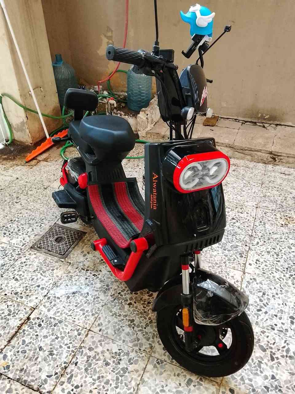 السلام عليكم للبيع ماطور شحن 
لايت زينون شاشه اشارات يمين يسار 
السعر 420بي مجال  العنوان موصل الايسر
الرقم ***********
 بصمه سويج فول مواصفات
خمس بطاريات شحن دبل
