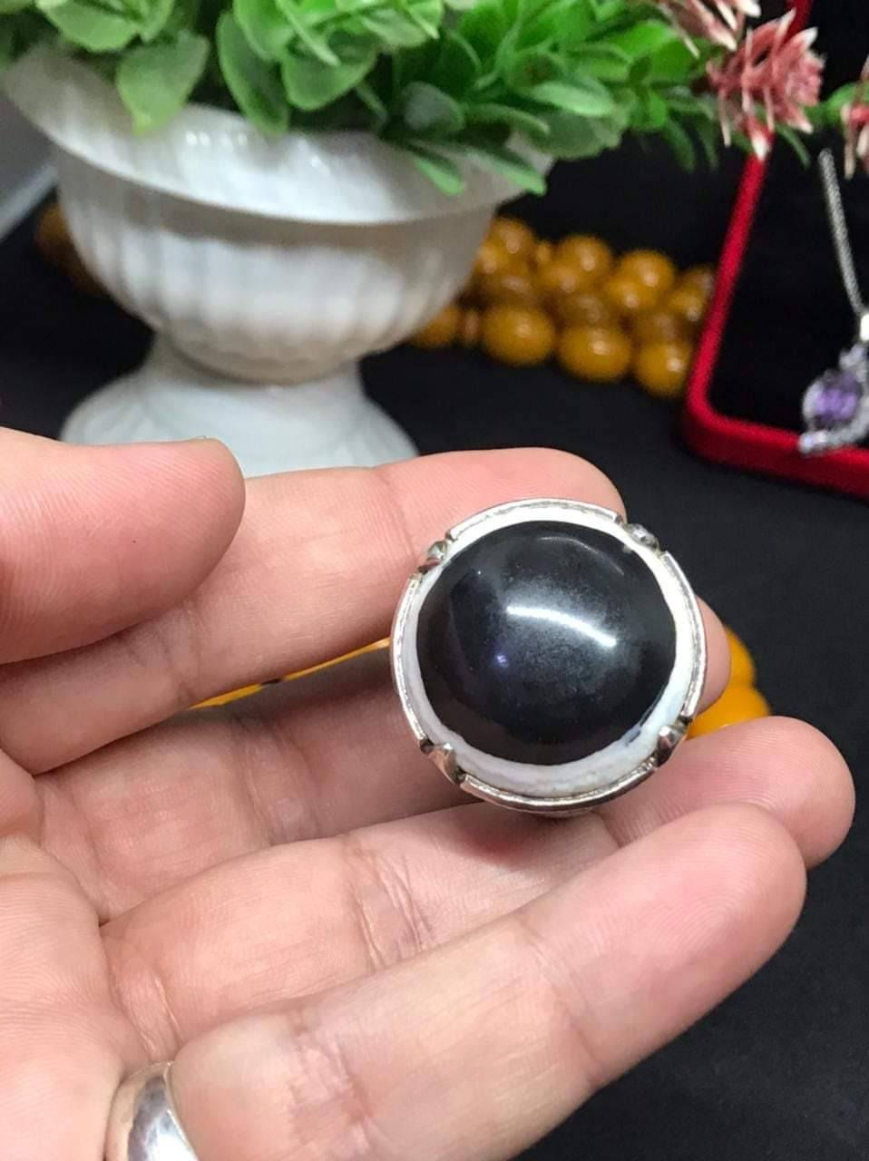 لمن تكَول تحفة شاهدك معاك 
أحبتي 🌹
١- جزع يماني بقري  عين فحم اسود طبيعي 💯💯
٢- صياغة يدوي اكرر يدوي بالكامل للفنان فارس الصائغ 
٣- قياس الخاتم ٢٥-٢٦ 
السعر ٢٣٥ الف شامل التوصيل


**إذا كنت صاحب هذا الإعلان وتريد حذفه لأي سبب، رجاءا أرسل رسالة إلى الدعم الفني**