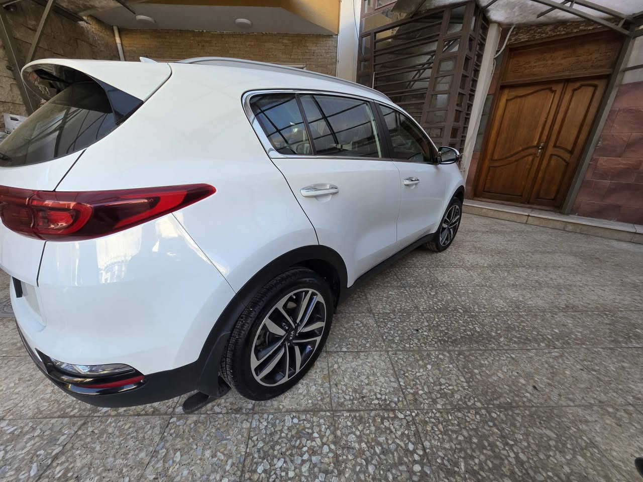 السلام عليكم
كيا سبورتج موديل 2020 خليجي مقاعد جلد لايت زنون نصف فول مكفولة كفالة عامة من الضربة والصبغ ماشية 70 الف  محرك 2000 دوش 21300$ عنوان بغداد هاتف ***********
