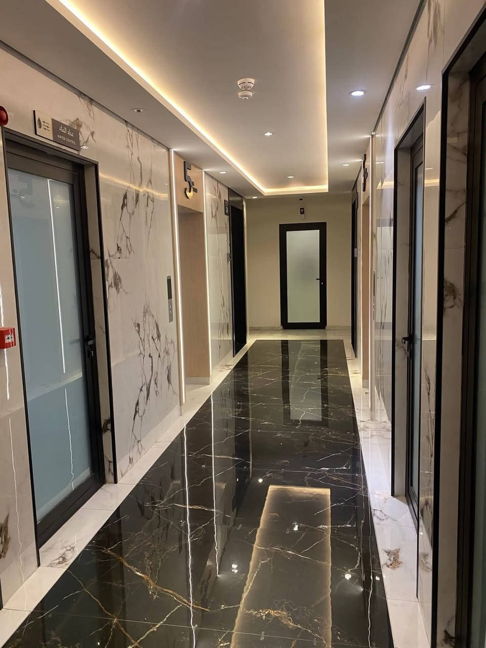 شقة  للايجار
في مجمع الروان السكني  
حي الحسين /مجاور كلية الرشيد 
طابق 13
 اطلالة بنورامية خارجية جميله
 الشقة  زيرو  غير مسكونه نهائيا 

 3غرف نوم 
3 حمام
 مطبخ ايطالي 
وايضا  سبالت عدد 5
***********
