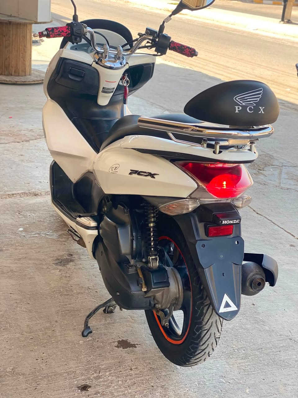 سلام عليكم....
دراجة (PSX)...(جيل الاول)  
🛵للبيع  
دراجة شلعه معدل كهربائيات كلهه شغاله 
دراجة جديده  بلادية
أي نقص مابيهة
جيب فيتر وتعال افحص
العنوان سامراء الاستفسار الاتصال على الرقم ***********
