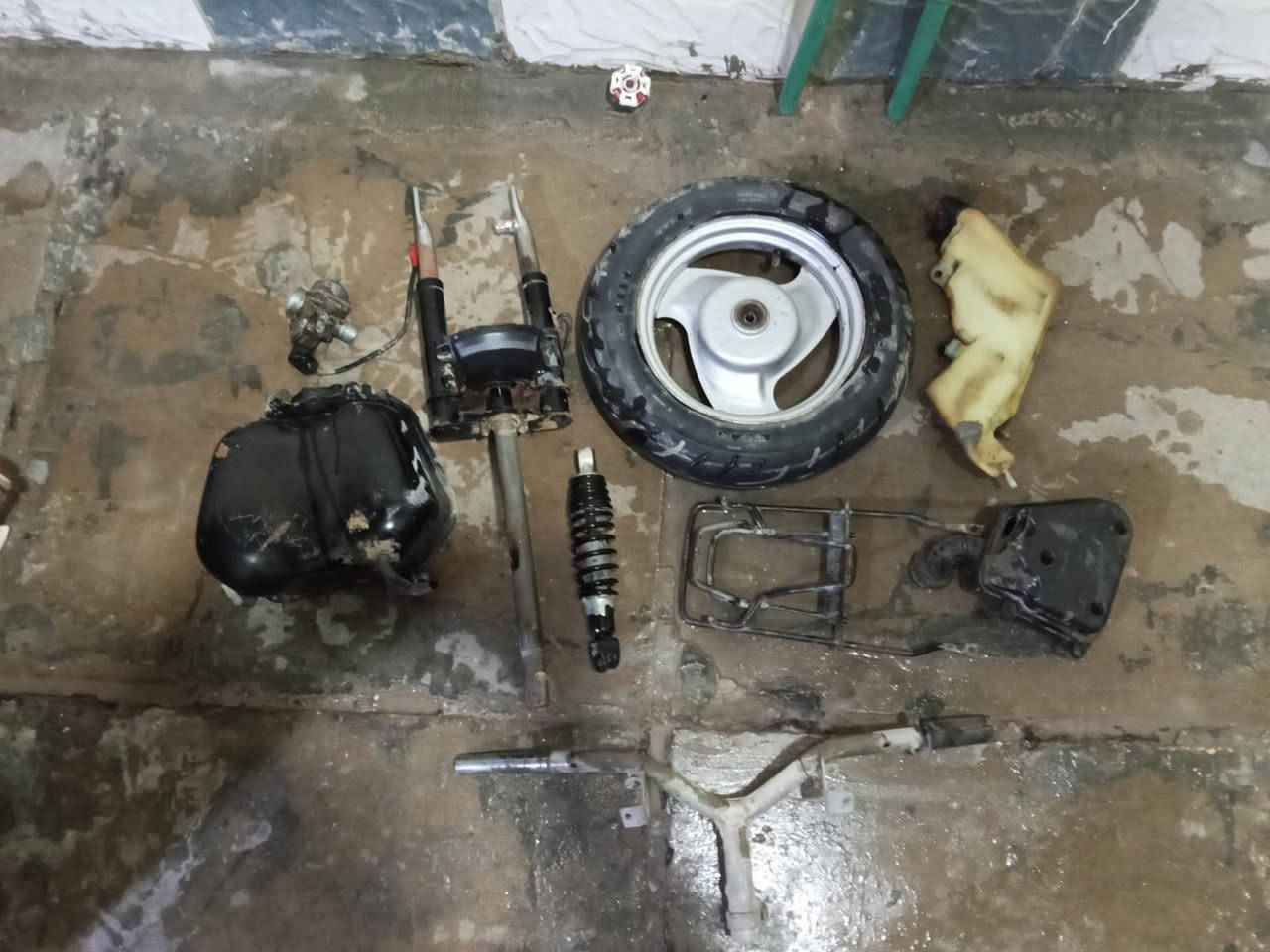 غراض دراجه زعره للبيع 
المكينه طابوكه شاصي ملحوم جه وحده 
***********
