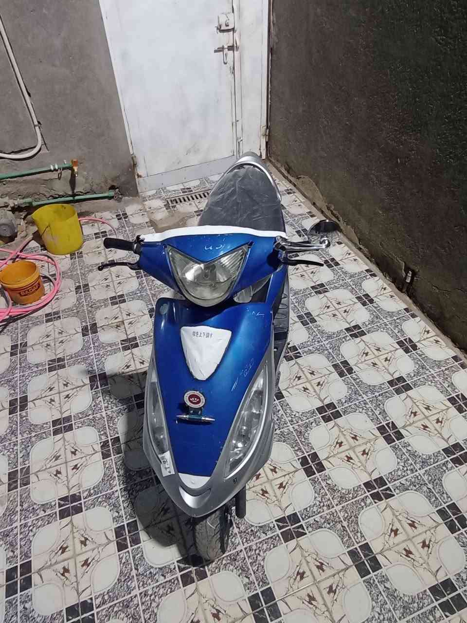 سلام عليكم
كامكو في تو 
مكينته مفتوحه ناعمه ما تنسمع وشلعه بيه فول كهربائات شغاله 
دراجه ختم واحد مكان شطره سعر ٤٧٥ 
***********
