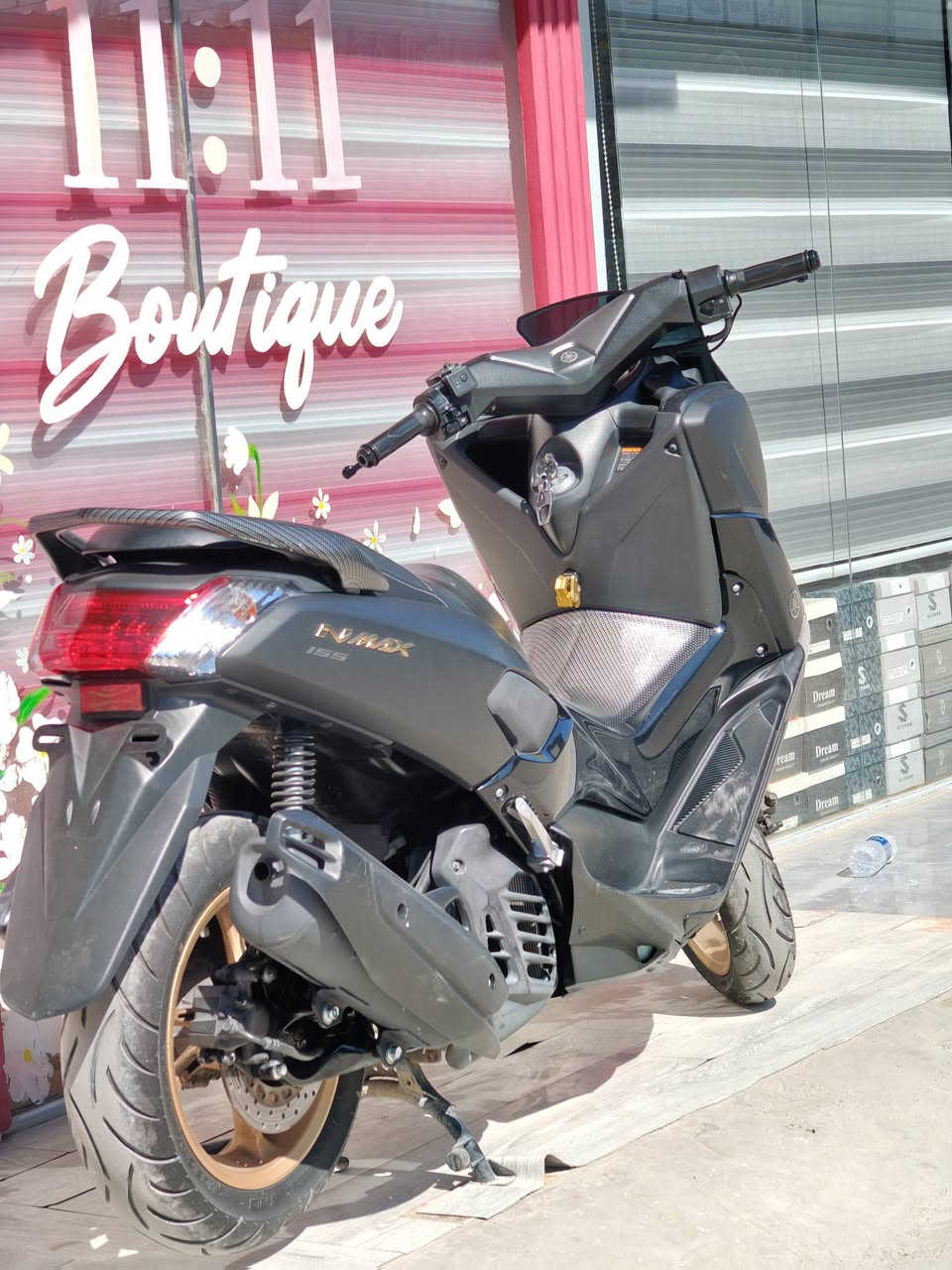 الحلوة للبيع 
NMAX 155 (موديل 2022-
مزودة بنظام ABS (مانع انزلاق) للعجلات الأمامية والخلفية، 
نظام تبريد مائي (راديتر)
المصابيح الأمامية والخلفية بتقنية LED
نظام التحكم في الجر (Traction Control): يمنع انزلاق العجلة الخلفية في الطرق المبتلة أو الزلقة
الدراجة مكفولة من الخدش والزلغ والصبغ 
الدراجة 3 الوان اسود طافي واسود لامع واسود فحمي
السعر 25$قفل
***********
