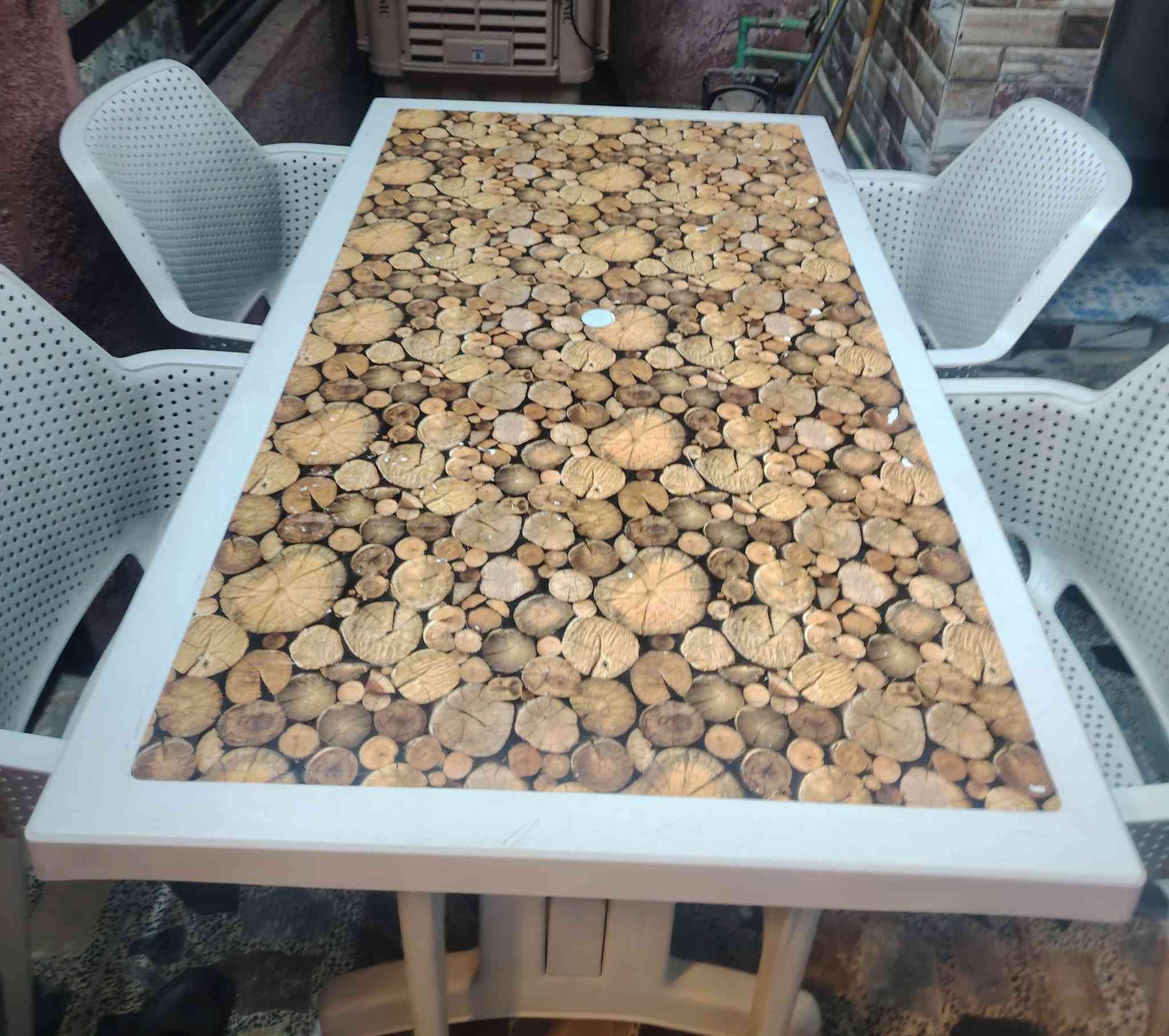 سلام عليكم 
• للبيع مجمده Hisense عامودية 
 مستعمل و نظيف و التجميد مالتها جيد جداً
                        السعر 700 الف .
 ماصار اربع اشهر من مشترينها
• و هم ميز للبيع مستعمل نظيف يجي ويا اربع كراسي فقط 
                         السعر 150 الف 
الرقم ***********
