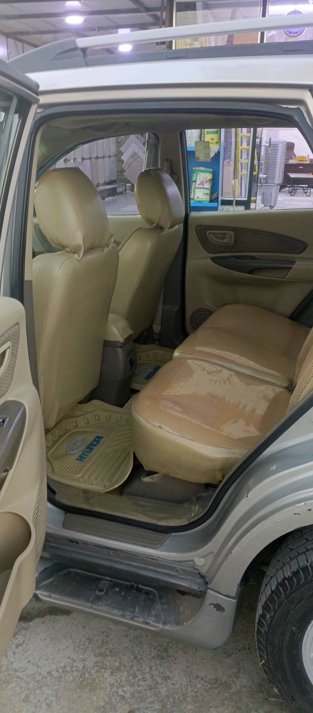 السلام عليكم
توكسان 2009وارد خليجي فتحه السياره خير من الله من صدر ومكينه وكير وكهربائيات كلها درجه اولى 
السياره مكفوله ما عده الجاملغ الامامي جهة السايق مصبوغ بدون معجون و السياره ماشيه ١٤٨ مال بيت 