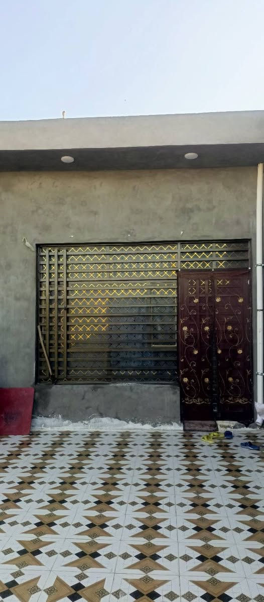 دار للبيع المساحه 200 متر العنوان النجف ناحية العباسيه بمجيلع قريب على مضيف النائب  حيدر طارق بناء درجه اولا يبعد عن الشارع 30متر غرفتين اوصاله اوستقبال سعره70اوبي مجال  اتصل او بيك خير وتددلل ***********
