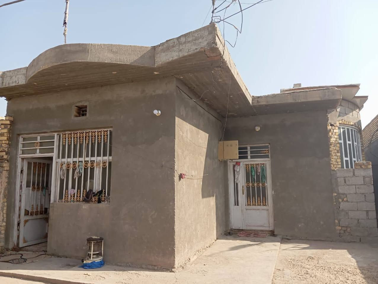 بيت للبيع بناء حديث طابوك سگف كونكريت مساحته 190 موقعه في حي الحسين طريق ابوالماش فرع الصيدليه يحتوي على غرفتين وصاله ومطبخ وصحيات السعر الاتصال على الرقم ***********
