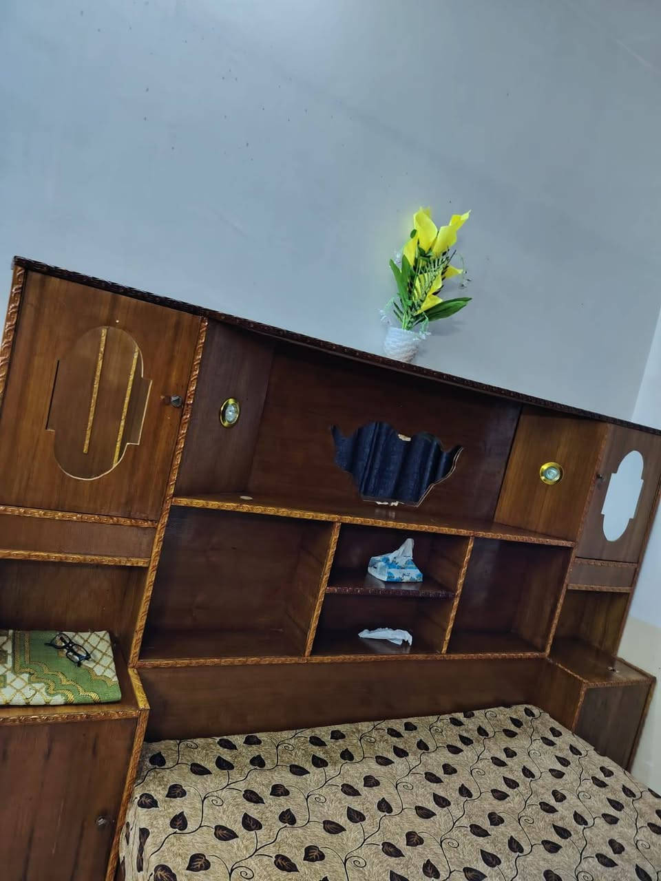 غرفه للبيع نضيفه السعر 600 وبيها مجال ***********
