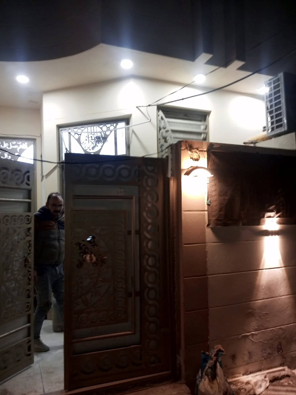 للبيع بيت في كربلاء المقدسة حي الفارس على شارع تجاري المساحه 100 طابقين بناء طابوق جمهوري صب كونكريت غرفتين نوم وصالتين واستقبال ومطبخ وحمام داخل وخارج طابو صرف السعر 165 وبي مجال لاستفسار ***********,,,,,***********
