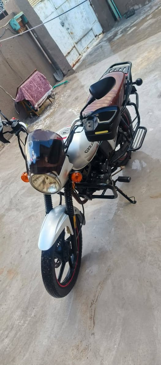 سلام عليكم دراجه دايو1للبيع دراجه نضيفه كلش مال بيت ما مشتغله درفري نعمه مكينتها ما مفتوحه موديل 2022دراجه بلاديه اراقها كامله صناديكها البلاديه موجوده ***********العلوان بغداد قرب مدينه بسمايه
