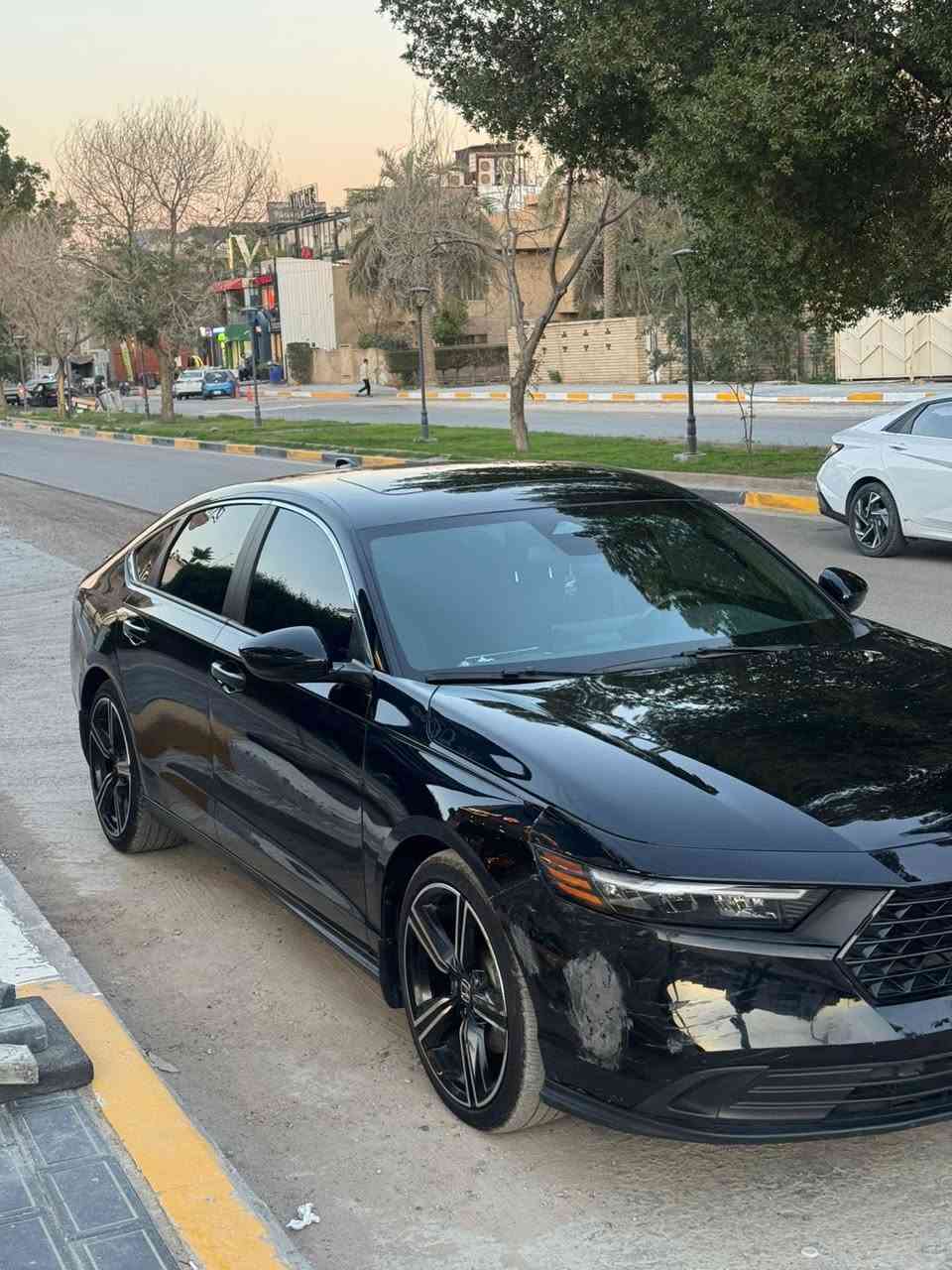 السلام عليكم هوندا اكورد هايبرد 2025 سبورت  لون أسوده طبت على كمرك جديد السعر على الخاص او اتصل الي يريد السعر يفوت الخاص مرقمه كامله رقم بغداد 
✨ المواصفات الخارجية

🔸 جنوط 19 إنش رياضية
🔸 ليتات LED أمامي وخلفي
🔸 مرايا كهرباء + إشارات
🔸 سبويلر رياضي
🔸 دخول ذكي (Smart Entry)
 🔹 محرك 2.0 هايبرد + محركين كهرباء
🔹 قوة 204 حصان
🔹 قير أوتوماتيك E-CVT
🔹 نظام تشغيل بالبصمة (زر ستارت)
🔹 نظام ECO + Sport
 🔹 شاشة كبيرة 12.3 إنش
🔹 شاشة عدادات ديجيتال
🔹 Apple CarPlay + Android Auto
🔹 شحن لاسلكي
🔹 مكيف أوتوماتيك مزدوج
🔹 Auto Hold (تثبيت الفرامل)  
  🔸 كاميرا خلفية متعددة الزوايا
🔸 رادار أمامي (مثبت سرعة ذكي)
🔸 تحذير تصادم + فرملة طوارئ
🔸 الحفاظ على المسار
🔸 Blind Spot (تحذير النقطة العمياء)
🔸 Cross Traffic (تنبيه حركة خلفية)  
  🔹 Auto Stop (إطفاء وتشغيل المحرك)  
🔹 فرامل إلكترونية
🔹 Drive Modes (Normal / Sport / Econ)  

 
  تجي قطعتين تبريد 
باقي المواصفات معروفة
 
السيارة حادثها بالداعامية ومصلحة الدعامية بدون صبغ 
والجاملغ بارد والبنيد بارد ( بدون فتح اي قطعة)
السياره ليبل واحد وجدا نظيفة العنوان بغداد اليرموك ***********
