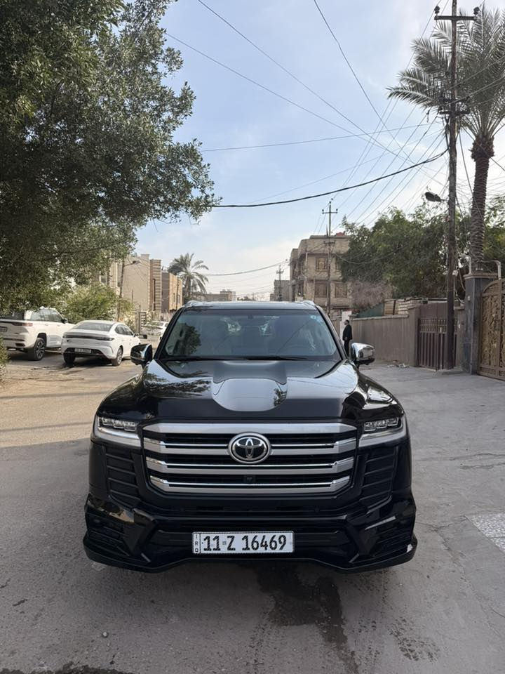 السلام عليكم 
لاند كروز 2023 
فئه VX Limited 
كفاله عامه 
فول مواصفات واحد ع واحد 
بوب شفط 
بصمه تشغيل
فتحه سقف 
كير بوكس 
تدفئه تبريد كشن 
وبعد هواي مواصفات 
السعر ٧٨٠ ورقه وبيها مجال بسيط حك الجيه فقط 
للتواصل ***********
