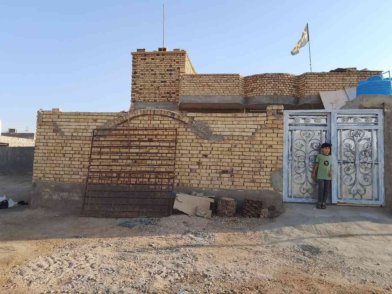 بيت للبيع طريق الدوايه غريب على مدرسه الصحيفه السجاديه بالضبط فرع الطاقه الكهربائيه مساحته البيت فوك ال200متر بناء البيت حديث يتكون من غرف عدد 2وصاله ومطبخ بيت بناء طابوك وسقف كونكريت مسلح  السعر وأكثر تفاصيل الاتصال بالرقم *********** غير متواجد عل الخاص
