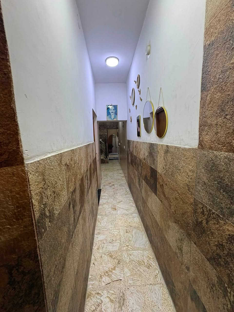 السلام عليكم بيت طابو صرف في منطقة البلديات شارع المصرف  (العلماء) مساحة البيت 106 متر الوجه 5 وشوي نزال 20 
عرض الشارع 
يحتوي البيت على الطابق الاول 
طرمة وحمام خارجي استقبال ومطبخ ومنور وغرفة 
الطابق الثاني غرفتين وخدمات وبلكونة 
الطابق الثالث معزول بالكامل كمام وضح بصورة درج خارجي يتكون من استقبال ومطبخ وخدمات وغرفة وبلكونة 
بناء 2015 والطابق الثالث 2022

للتواصل 
***********-***********
