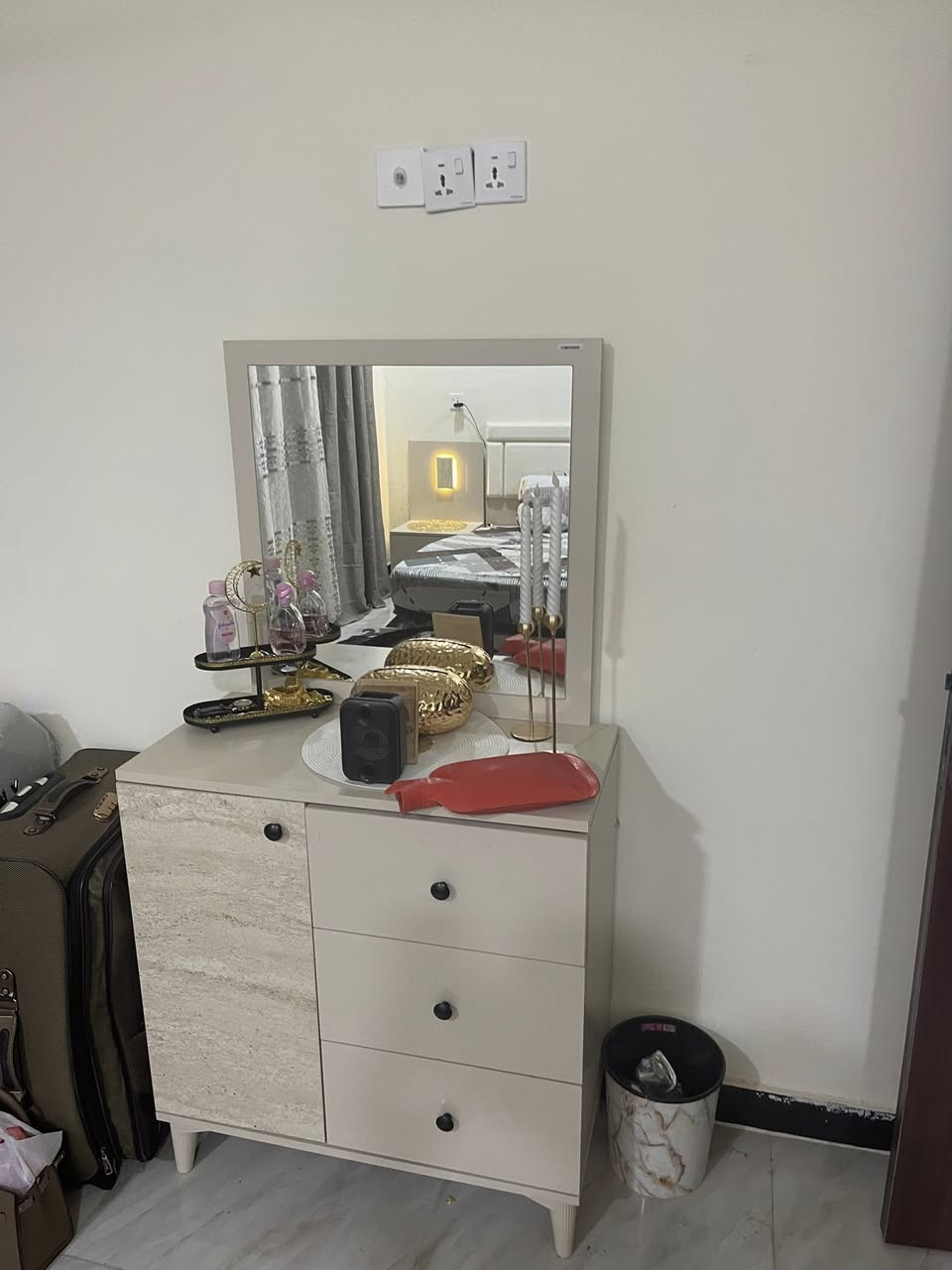 سلام عليكم غرفه نوم للبيع مكان الدوره مستعمله شهر للتواصل *********** السعر ٥٠٠
