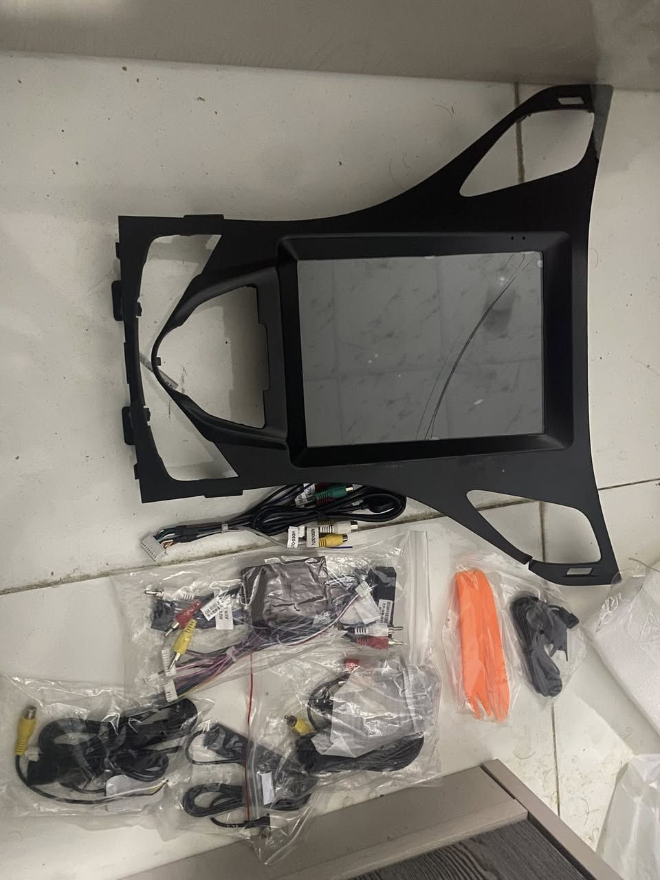 الذاكرة العشوائية (RAM): 4 جيجابايت (لضمان سرعة الاستجابة وعدم التعليق).
مساحة التخزين الداخلي: 256 جيجابايت (مساحة ضخمة لتخزين الخرائط، الأغاني، ومقاطع الفيديو).
حجم الشاشة: 9.7 إنش، تعمل باللمس وبدقة عالية.
المميزات:
تدعم نظام الأندرويد بالكامل (تحميل تطبيقات من متجر Google Play).
تدعم نظام الملاحة (GPS) وخرائط جوجل.
إمكانية تشغيل البلوتوث للمكالمات والموسيقى.
مزودة بمبدد حراري خلفي قوي للحفاظ على أداء الشاشة في الأجواء الحارة.
تدعم كاميرا الرؤية الخلفية والتحكم من أزرار المقود (الدركسون).
الحالة:جديده من بضاعه امزون فقط بيها فطر بسيط بل شاشه السعر ٢٢٥ الف للتواصل خاص


**إذا كنت صاحب هذا الإعلان وتريد حذفه لأي سبب، رجاءا أرسل رسالة إلى الدعم الفني**