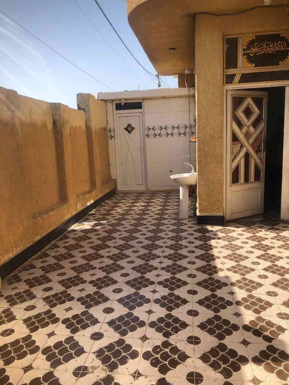 السلام عليكم بيت للبيع مساحه 200متر بناء طابوگ كامل مكمل متخسر عليه ربع ومتعوب عليه كلش يبعد عن الشارع العام 100 متر او اقل يحتوي على استقبال+ مطبخ +صاله +غرف نوم2+منور+ ترك+ صحيات جاهز من جميع النواحي الموقع الشارع الي بعد شارع البدير للاستفسار ***********
