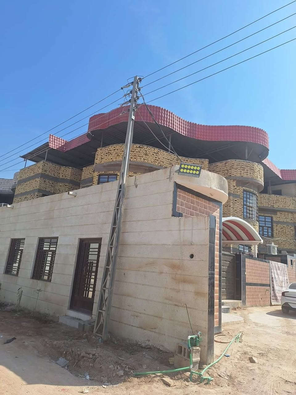 دار للبيع طابقين مع ديوان مساحه 340 متر بناء طابوك درجه اولى 200متر عن شط العرب  مكان مميز جداا يتكون 6غرف منام مع صالات مطبخ استقبال مجموعة صحيات طابو صرف زراعي ملاك عراقي قضاء شط العرب نهر حسن مقابيل شط العرب للاستفسار واتساب ***********
