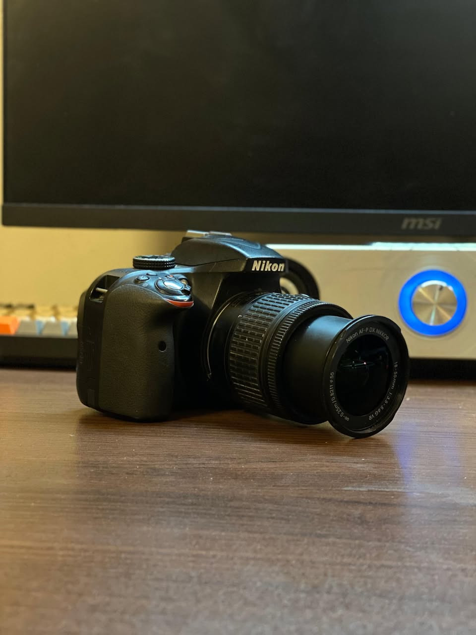 📌للبيع: كاميرا Nikon D3300 نظيفة جداً (شاتر قليل)
المواصفات والملحقات:
• البدي: نيكون D3300 بحالة الوكالة ونظيفة جداً (الصور واضحة).
• العدسة: عدسة الكيت الأساسية 18-55mm AF-P DX (الجيل الأحدث، سريعة وصامتة بالفوكس).
• عداد الشاتر (Shutter Count): 15,225 لقطة فقط! (يعني الكاميرا شبه جديدة وعمرها الافتراضي طويل جداً).
• الملحقات: الشاحن الأصلي، البطارية الأصلية
استعمال شخصي 
نظيفة جداً ولا زلغ

 
رايدها بسعر 300 وبيها مجال 
مكاني بغداد حي الجهاد
***********
