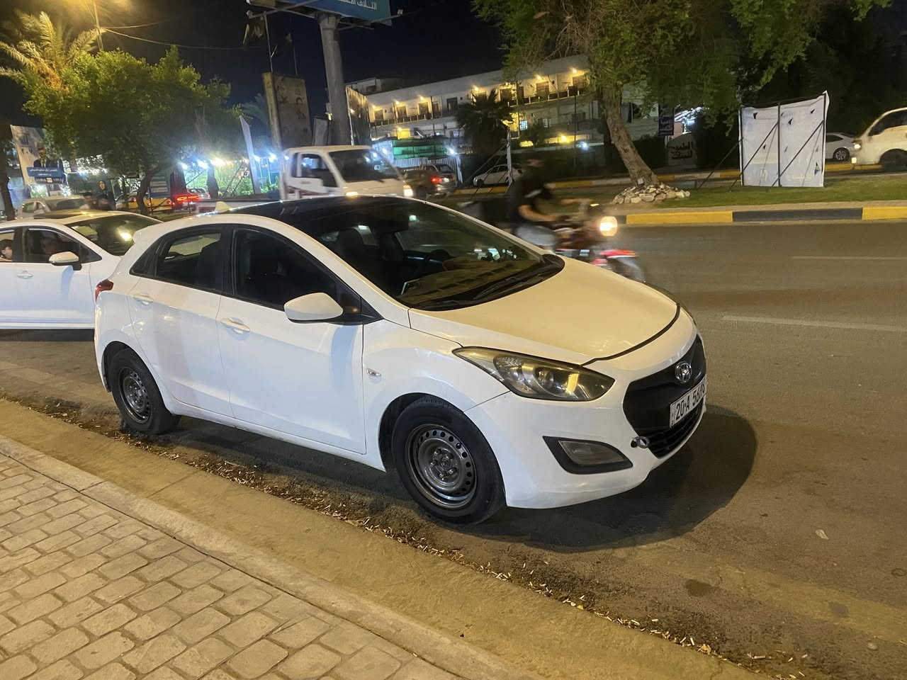 السلام عليكم النترا هاج باك موديل ١٤ رقم انكليزي ب  اسمي فول مواصفات بانورما داخل جلد مشمشي 
شاشه كامرا حساسات 
ايكو ،  تحكمات كروس سرعه 
بيها داش كام  ثلاثيه
السيارة جاهزه من كلشي 
مكاني بغداد الكرخ
***********
صبغ بيها قطع ابيع حزام تكم ودواخل مكفوله
السعر ٨٨ وبيها مجال حك الجيه
ممتواجد فيس
