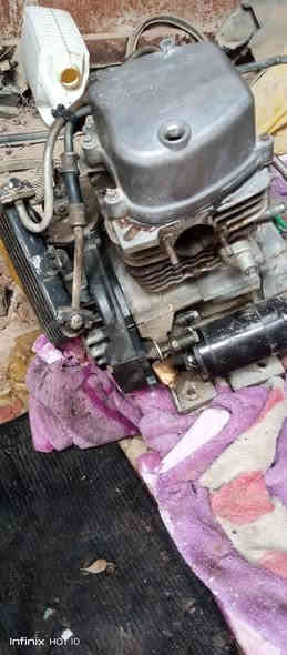 محرك البيع تكتك  شغال بس بيه كسر قليل نكد دهن شرد شغل لا تبخير لا تنقيص محرك شغال هوه وكسن  سعره 250بيه مجال ***********
