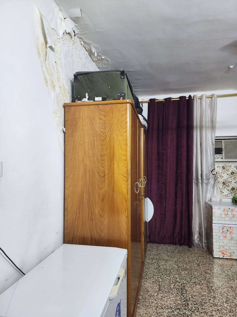 لسلام عليكم بيت للبيع مساحة ٢٠٠ متر واجهة ١٠ نزال ٢٠ مكانة حي الجهاد الرفاق الاولى مقابيل شقق حي صدام اول فرع بظهر المشاتل قريب علة الشارع  العام يحتوي علة اربع غرف نوم وهول وصالة ومطبخ وصحيات ٢جوة وحدة فوك للاستفسار الاتصال مع صاحب الدار***********
