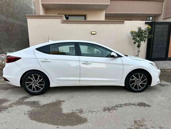 السلام عليكم النترا موديل 2019 للبيع وارد امريكي بيه اربع قطع صبغ بدون اي ضرر داخلي مع سونار مرفق بل منشور 
فول مواصفات 
بصمه تشغيل 
بصمه ابواب 
فتحه سقف 
رادارات جانبيه 
توقيف ذاتي 
سياره نظيفه وبدون نقص مكانه بغداد 
السعر 129$
***********
