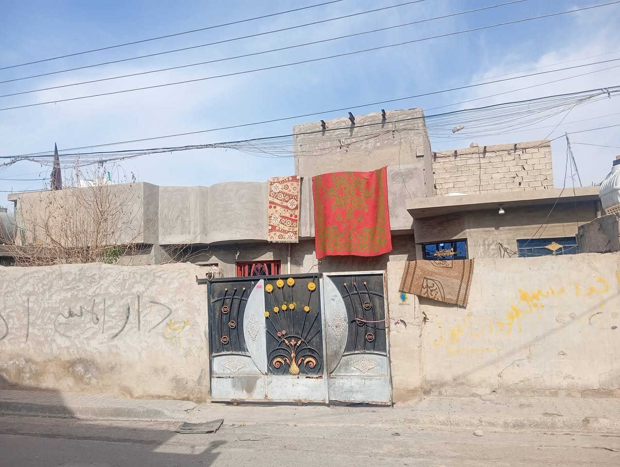 سلام عليكم دار بيت البيع مساحه 400مكان حي رباب  تابعه حي نصر  شارع بحيره ***********
