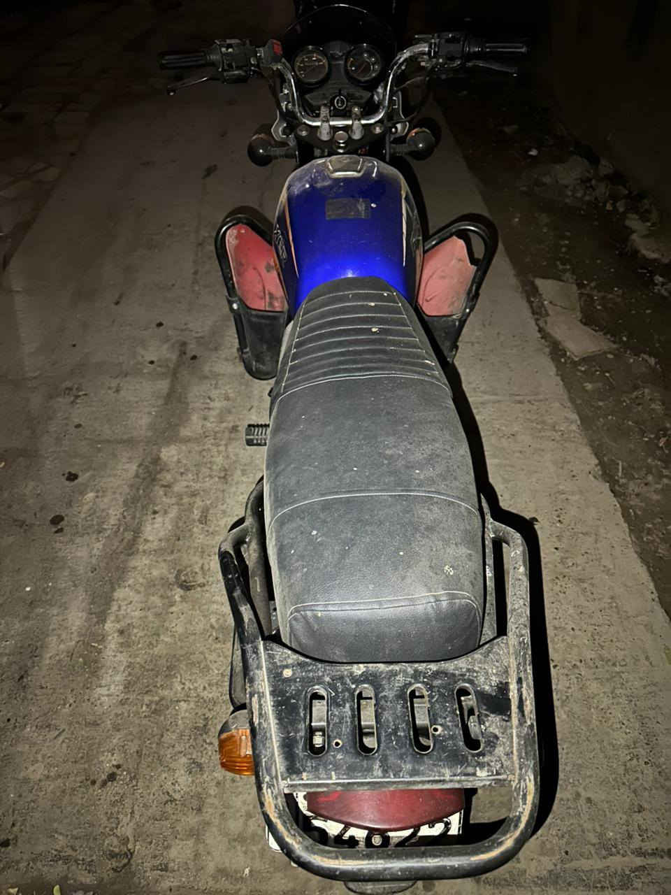 السلام عليكم بوكسر للبيع موديل 22 كفاله عامه الدراجه بس بيه تانكي تجاري وصفاحيات الدراجه خير من الله ماشيه48 الف رقم انكليزي بغداد تحويل ع الشرط السعر مليون و 800 واني خادم الكم اتساهل وي الشراي مكاني بغداد السيديه 
***********
