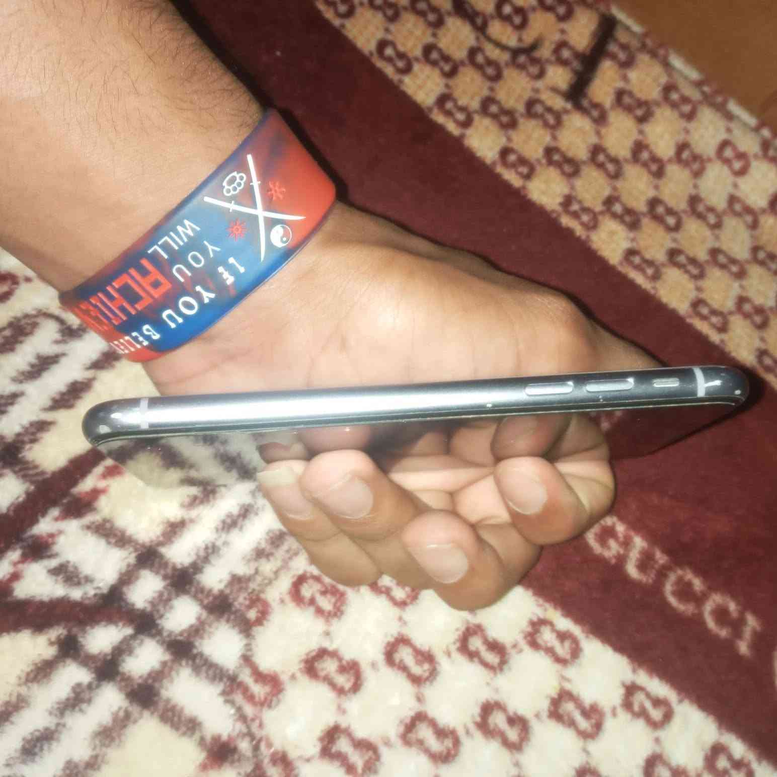 سلام عليكم ايفون 11 عادي تلفون نضيف ما مبدل ايشي شرق اوسط بطاريه 79  ذاكره 128 اتلفون بس الحواف مزلغات رايده ب 250 وبي مجال مكاني مشتل تواصل ***********
