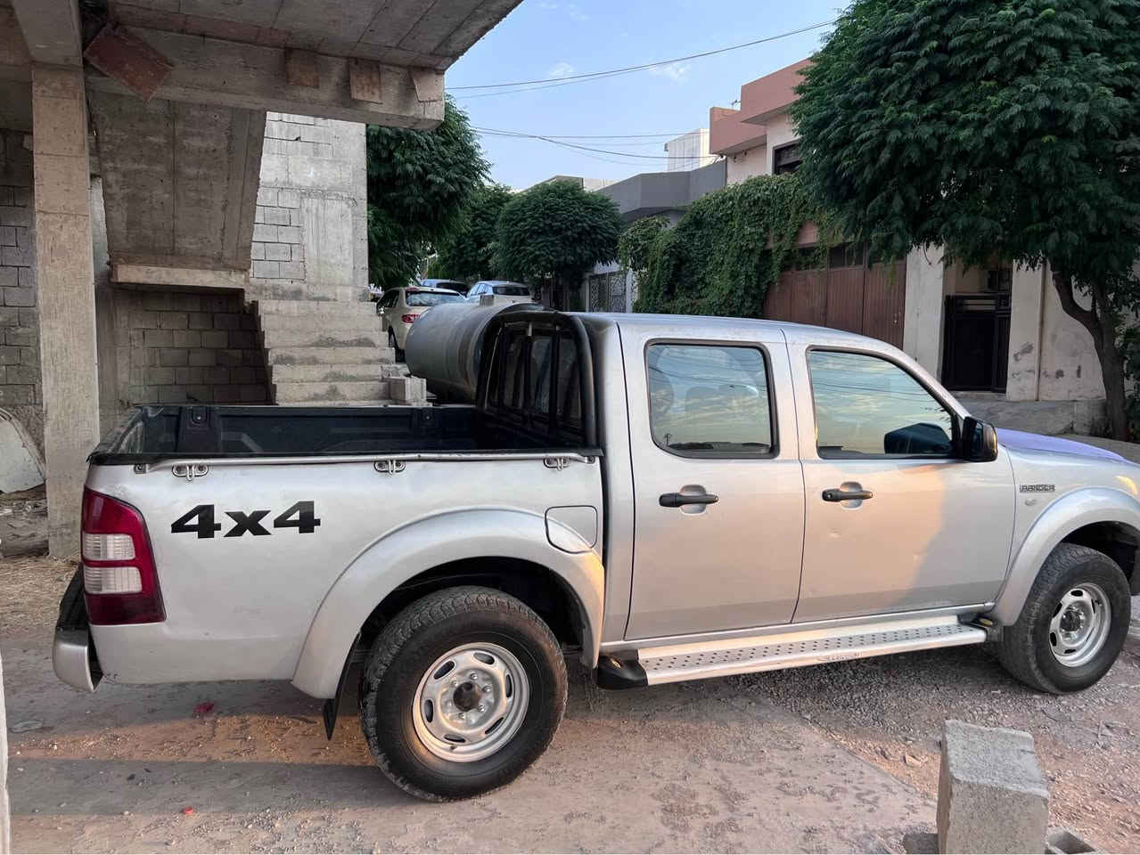 فورد ٢٠٠٩ بی بویاخ بی لیدران تەنها بونیتی پەمپە
گیروموکینەوئەکسل وتەبریدی بەشەرت
بەشەرتی تەحویل و خەرامە 
سەیارەکە زور پاکە هی مالی خومە
***********
***********
سحر ٨٥ مجال السليمانية, العراق
