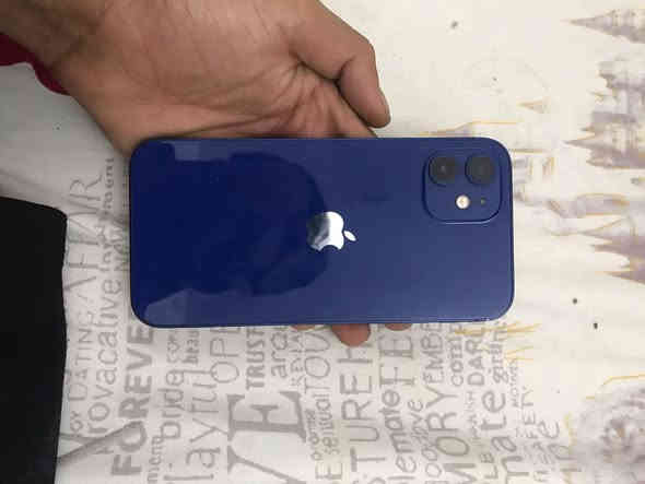 سلام عليك  آيفون 12 جهاز نضيف  ذاكرت 128  بس بدل شاشه.  السعر (225) العنوان بغداد المدينه الصدر  لارقم***********
