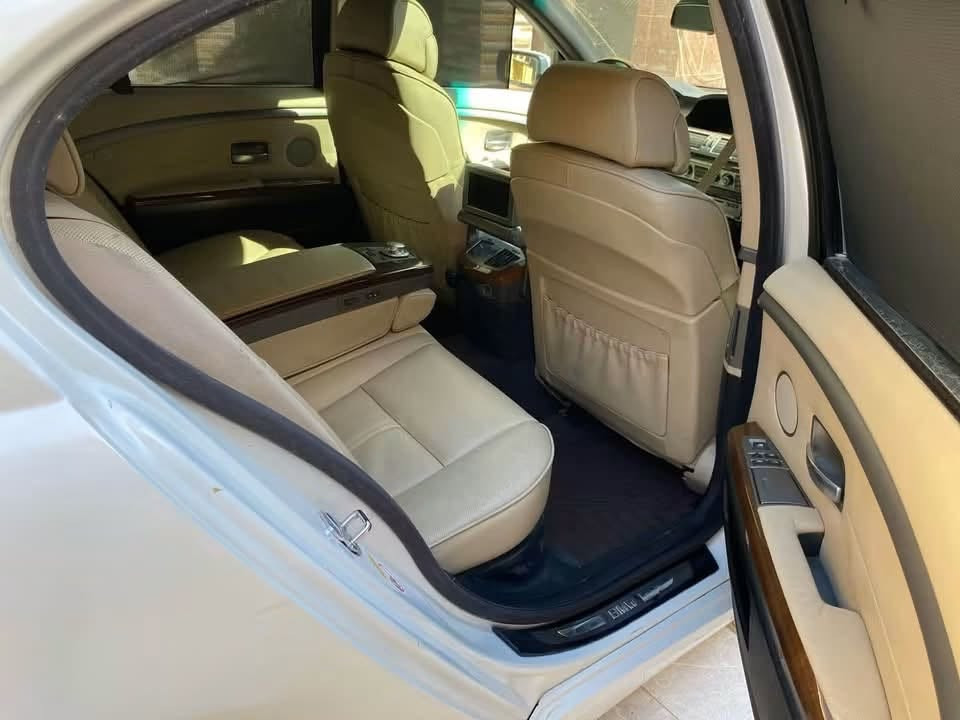 السلام عليكم ...للبيع bmw 745i
� الموديل: BMW 745Li 2003
🔹 المحرك: V8 سعة 4.4 لتر
🔹 القوة: 333 حصان
🔹 ناقل الحركة: أوتوماتيك 6 سرعات Steptronic
🔹 الدفع: خلفي (RWD)

المواصفات:
✅ فل أوبشن
✅ جلد طبيعي 
✅ مقاعد كهربائية مع ذاكرة
✅ تدفئة وتبريد للمقاعد الأمامية ووتدفئه الخلفية
✅ فتحة سقف كهربائية
✅ شاشة iDrive الأصلية
✅ نظام ملاحة (Navigation)
✅ نظام صوتي Logic7 عالي الجودة
✅ مثبت سرعة (Cruise Control)
✅ ستارة خلفية كهربائية مع ستائر جانبية
✅ شفط الأبواب (Soft Close)
✅ حساسات أمامية وخلفية 
✅ حساسات مطر للمساحات
✅ تكييف أوتوماتيك رباعي المناطق
✅ ستيرن متعدد الوظائف مع تحكم بالصوت والهاتف
✅ تشغيل بالمفتاح الذكي (Comfort Access 
✅ ثلاجة وسطية 
✅ وسائد هوائية متعددة
✅ ABS + DSC + أنظمة الثبات والأمان

السياره رقم بغداد الماني 
باقي ع كمرك قرار 102 
 
بيع او مراوس 

مكاني كربلاء 
هـ/***********
