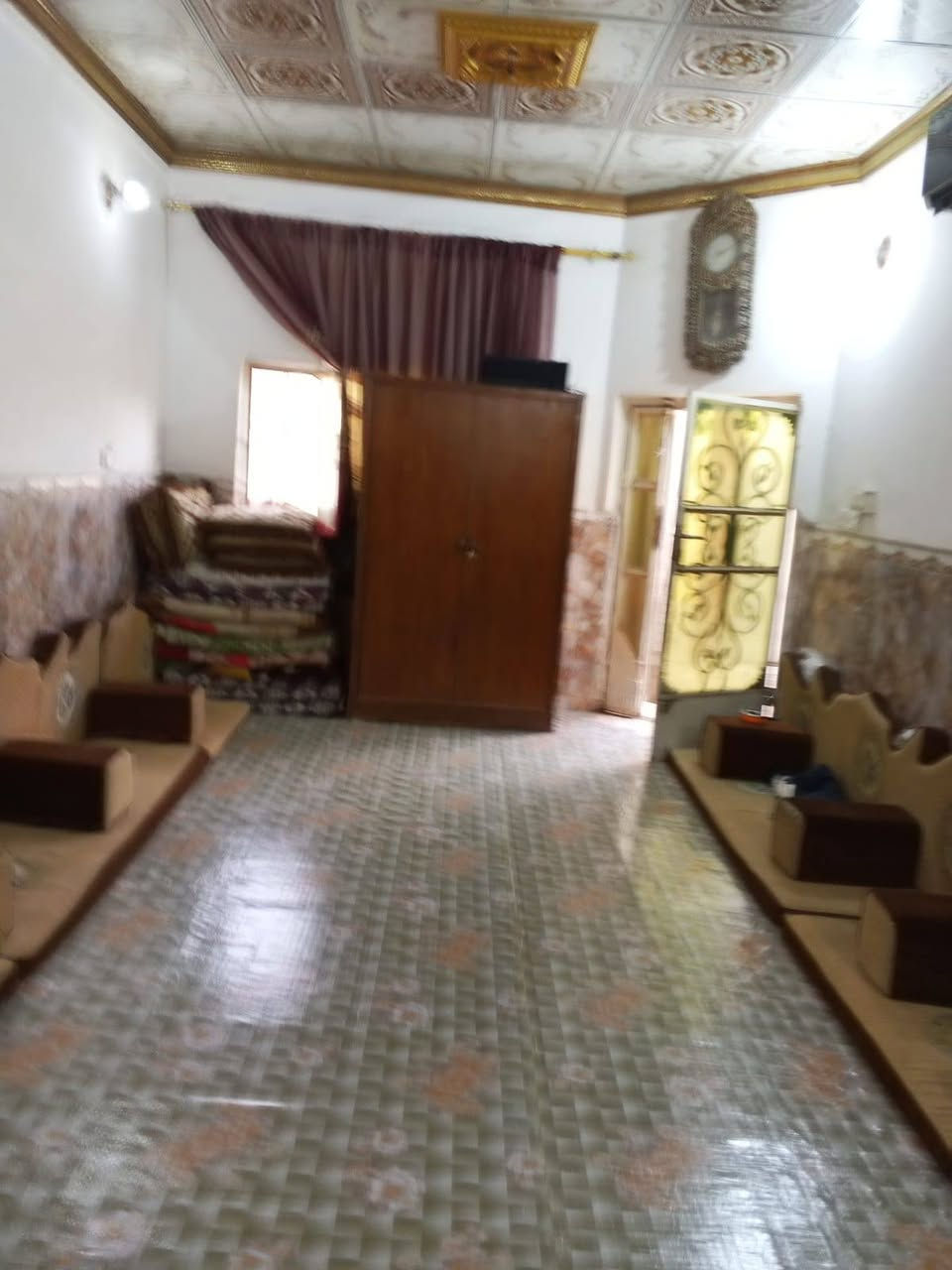 سلام عليكم بيت خلف الملعب الشارع الرابع مساعه 200 يتكون من غرفتين وبراني وهول ومطبخ وطارمه وصحيات تهويه داير البيت 

عرض الشارع 10 متر 
الستفسار اكثر نتصال علرقم 
***********
