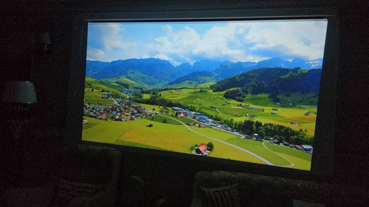 من نوع Tripsky T8. 
دقة الصورة: يدعم دقة 4K وعرض بدقة FHD.
لومنز 25000
ذاكره 16 
المميزات الذكية: يعمل بنظام أندرويد ويحتوي على تقنية التركيز التلقائي وتصحيح انحراف الصورة (Auto Keystone).
الاتصال: يدعم الاتصال اللاسلكي السريع Wi-Fi 6.
سوق بلي يوتيوب الوان مشبعه
للحجر واتس اب
***********
