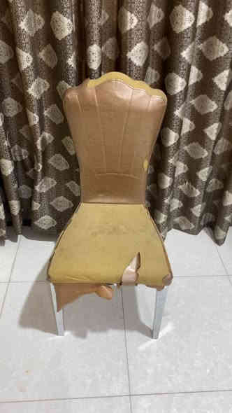 كراسي حديد نظيف فقط الجلد ممزق 12 القطعه الواحده العدد 6 قطع و بيها مجال مكاني حي المعلمين الجديد للتواصل *********** عمارة
