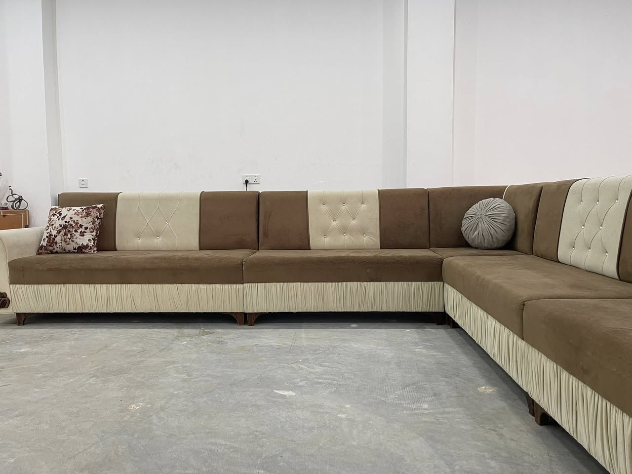 L
ئەم ئێڵە 13 نەفەریە بۆ فرۆشتن 
زۆر پاکو بێ عەیبە دەست کردە 
ژێری هەموو ساجە 
ژم***********
