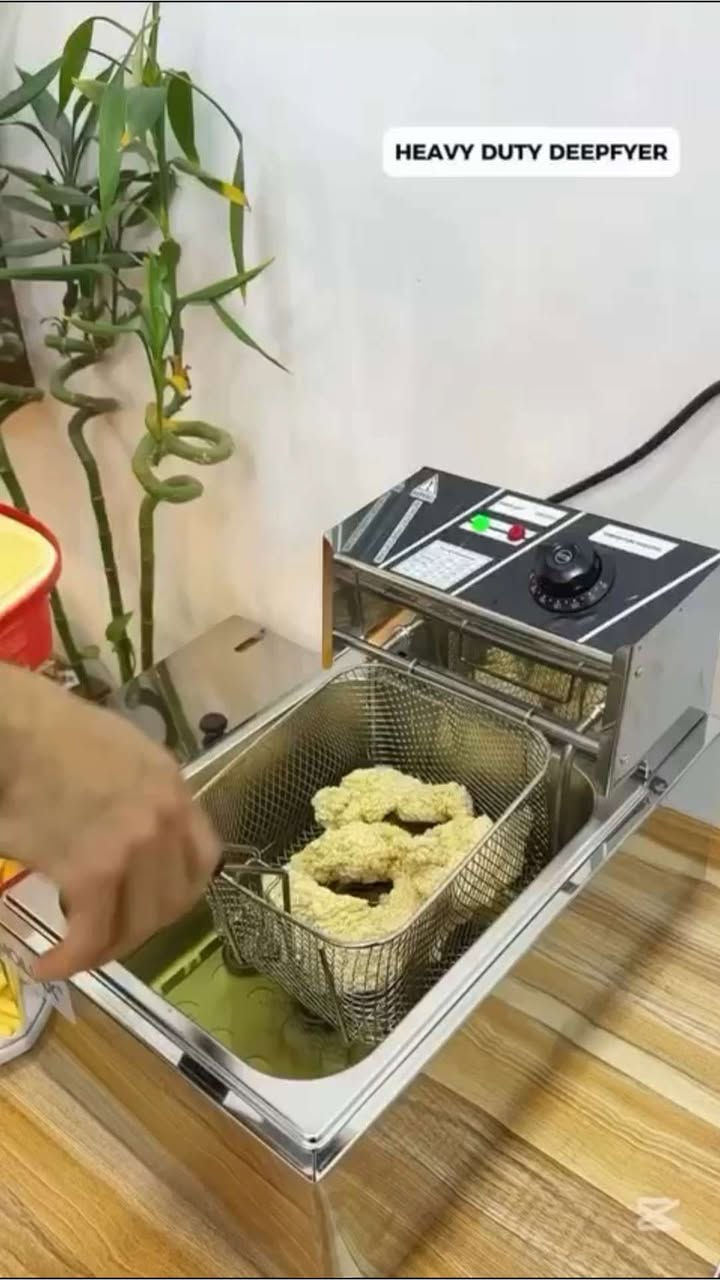 قلاية زيت كهربائية ريكي REKI – سعة 6 لتر

الاستخدامات

مثالية لقلي البطاطس، الدجاج، السمك، الكوردن بلو، والوجبات السريعة المتنوعة.

مناسبة للمطاعم الصغيرة، الأكشاك، أو الاستخدام المنزلي لعشاق الأكل المقرمش.

تساعد في تحضير كميات كبيرة من الطعام بسرعة وكفاءة.

المميزات

سعة كبيرة 6 لتر تكفي لتحضير وجبات عائلية أو تجارية بسهولة.

قدرة تسخين عالية 2500 واط تضمن تسخين الزيت بسرعة وتوزيع حراري متجانس.

تحكم دقيق في الحرارة من 60° إلى 200°C مع مؤشر ضوئي يوضح التشغيل والتسخين.

تصميم من الفولاذ المقاوم للصدأ (ستانلس ستيل) مقاوم للصدأ وسهل التنظيف.

سلة قلي مزودة بمقبض بلاستيكي عازل للحرارة لسلامة الاستخدام.

غطاء معدني مع فتحة تهوية يمنع تناثر الزيت أثناء القلي.

لوحة تحكم أمامية بإنارة مزدوجة (POWER  HOT) ومقبس اختيار درجة الحرارة.

مؤشر حرارة مخصص لعدة أنواع أطعمة (دجاج، سمك، ستيك، بطاطا).

حماية من الجفاف (Spill Limit Switch) تمنع تشغيل السخان بدون زيت.

مزودة بقاعدة معدنية داخلية مثقبة لتوزيع الحرارة بشكل أفضل وحماية عنصر التسخين.

الجهد الكهربائي: ‎220–240V‎  التردد: ‎50Hz‎.

محتويات الصندوق

القلاية الكهربائية سعة 6 لتر.

سلة قلي معدنية بمقبض مقاوم للحرارة.

غطاء ستانلس ستيل.

لوحة تشغيل حرارية مدمجة مع مصابيح مؤشر.

دليل الاستخدام باللغات المتعددة.

الملاحظات

الأبعاد الكلية للكرتون: الطول 45 سم × العرض 30 سم × الارتفاع 29 سم.

بلد المنشأ: الصين (Made in P.R.C).

يُمنع تشغيل الجهاز بدون وجود زيت داخل الحوض.

يجب تنظيف القلاية وفصلها عن الكهرباء قبل أي صيانة أو غسل.

يوصى باستخدامها على سطح مستوٍ ومستقر وبعيد عن الماء.#لايك


**إذا كنت صاحب هذا الإعلان وتريد حذفه لأي سبب، رجاءا أرسل رسالة إلى الدعم الفني**