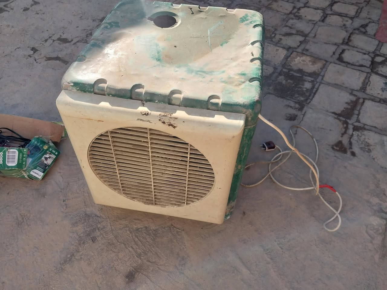 السلام عليكم..
للبيع مستعمل 
تلفزيون بلازما LG شاشة بيها خط بالوسط شغال ونقص ريمونت
طباخ اربع عيون شغال كلهن يشتغلن
مكناسة كهربائية فحم ما اعرف شبيه مع جميع ملحقاتها
مبردة صغيرة مروح شغاله كلشي ما بيها 
كلهن ب 100 الف 
تواصل وياي وتدلل بطويريج
***********
