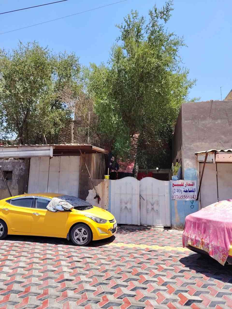 سلام عليكم دار للبيع على شارع سايدين التجاري في منطقة ابو رمانه المساحه ٢٤٠م طابقين وثنين محلات للستفسار الاتصال على الرقم ***********
