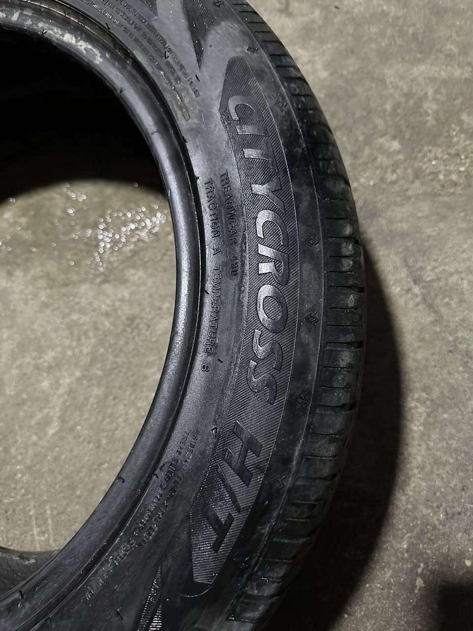 زوج تايرات صيني دره جه اول 
حجم ٢٣٥/٥٥/١٨
نضيف 
سعر ٥٠ الف قفل 
انتاج ٢٤ اسبوع ٣٨
توصيل موجود 
رقم واتساب ***********
