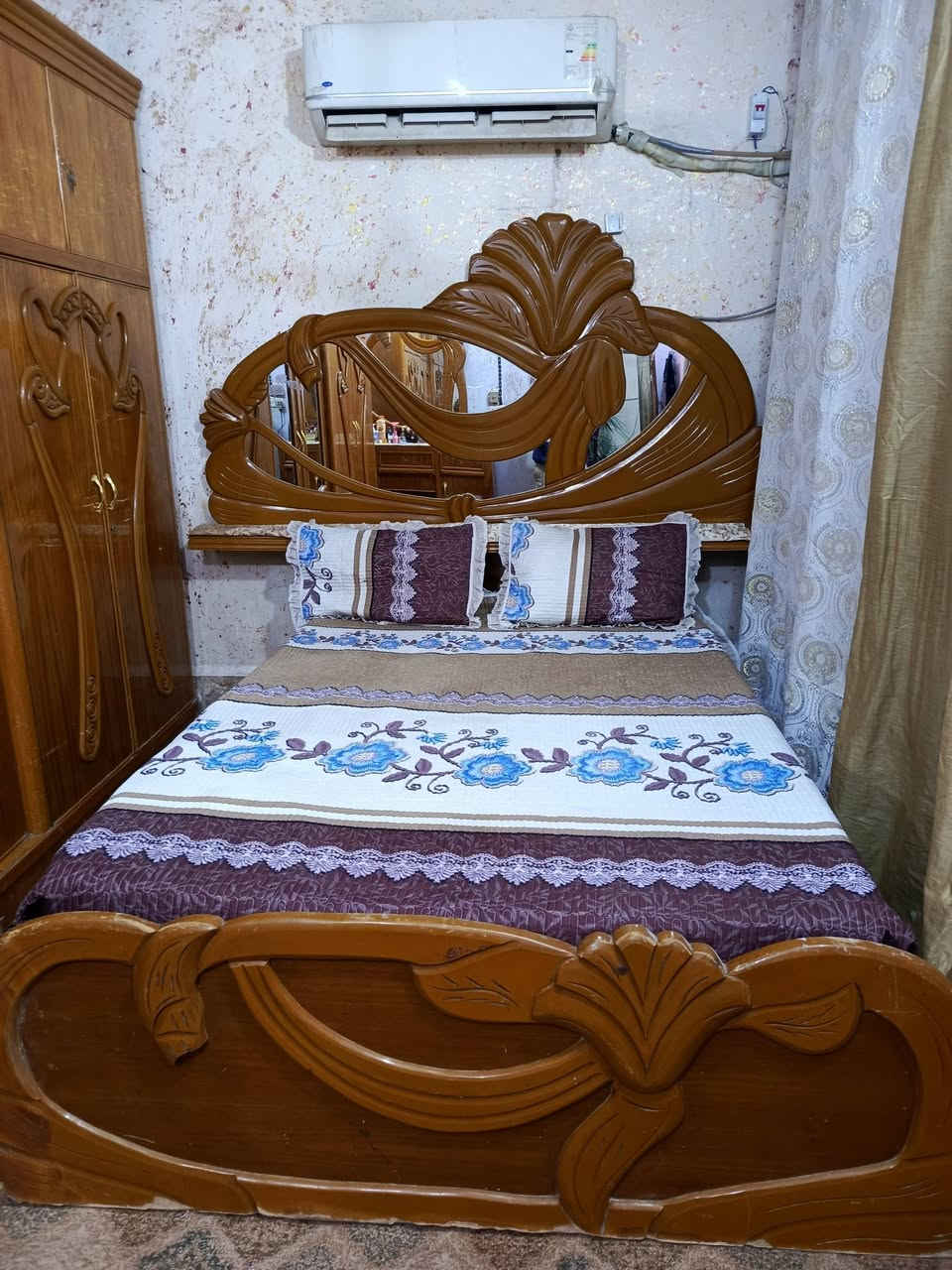 غرفة للبيع تسكام نجارة عراقي درجة أولى السعر مليون 100وبي مجال مكاني النجف حي الرحمة***********
