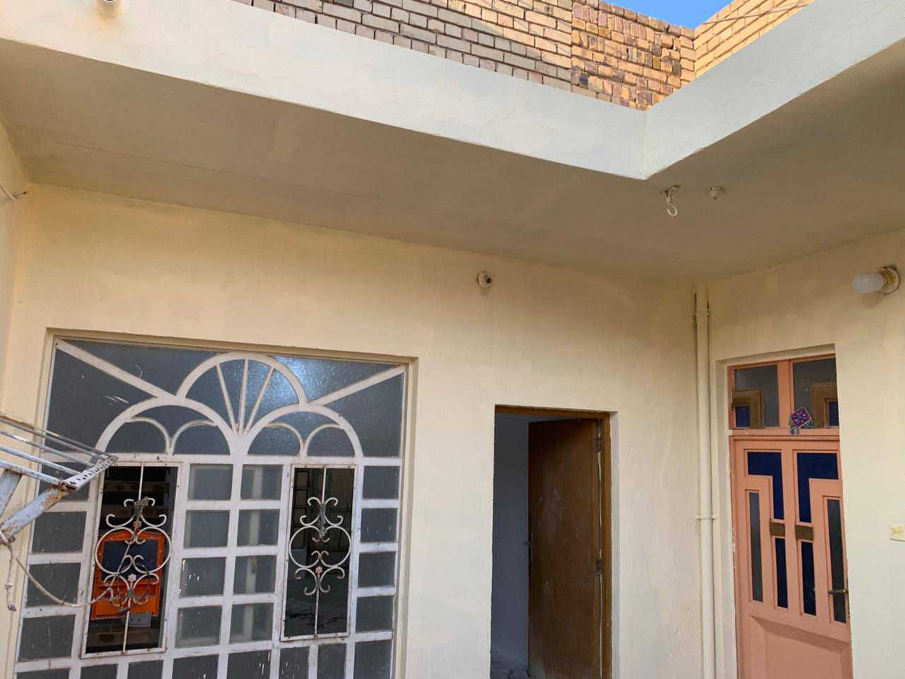 سلام عليكم 
بيت بحي الجامعه 
 متر 110
طابق واحد غرفه وصاله ومطبخ استقبال 
قريب عل مركز الشرطة 
يجاره 400 
***********
