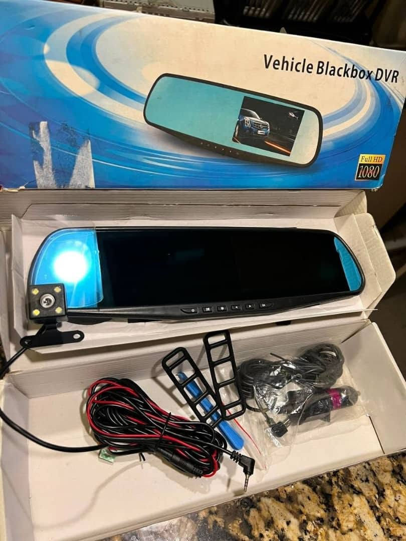 للبيع مراية مع كميرة مراقبة للسيارة (Dash Cam) 

تأتي مدمجة في مرآة للرؤية الخلفية، وهي مزودة بشاشة عرض مدمجة مقاس 4.3 بوصة.
تدعم الكاميرا تسجيل الفيديو بدقة عالية (Full HD 1080P) 
وتحتوي على مستشعر للجاذبية (G-Sensor) لحماية الفيديوهات أثناء الحوادث.
تتضمن الحزمة نظام كاميرا مزدوج لتسجيل الطريق من الأمام والخلف مع دعم خاصية الرؤية الليلية.
تتميز الكاميرا بزاوية رؤية واسعة تصل إلى 170 درجة لتغطية مساحة أكبر من الطريق.
تاخد كرت زاكرى 32
موجودة بلشام 😍

توصيل ضمن دمشق و شحن للمحافظات السورية 🚚


**إذا كنت صاحب هذا الإعلان وتريد حذفه لأي سبب، رجاءا أرسل رسالة إلى الدعم الفني**