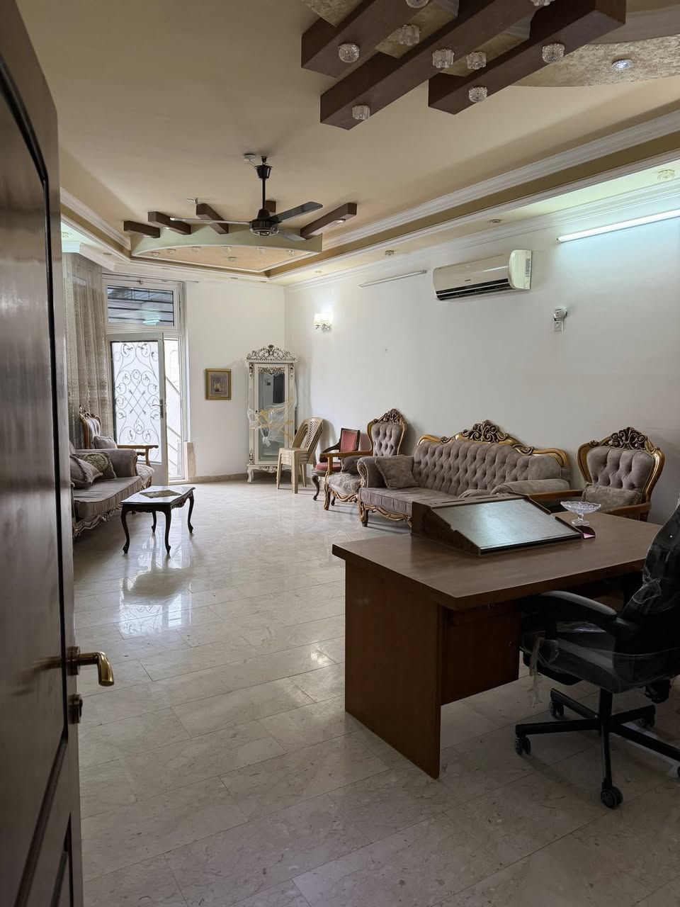 تحية طيبة

دار مميز للإيجار (شركات - مغتربين)

الطابق الاول 

المساحة 270 م

المحتويات / صالة كبيرة - غرفتين - حمام عدد 2 - مطبخ - منور . . . 

الدار يحتوي على سپالت ومطبخ جاهز 

العنوان / الكرادة داخل - شارع بنزين خانة ابو اقلام

للاستفسار عن السعر وباقي التفاصيل يرجى الاتصال على الارقام التالية 

***********

***********

العادل للاستثمار والتطوير العقاري
