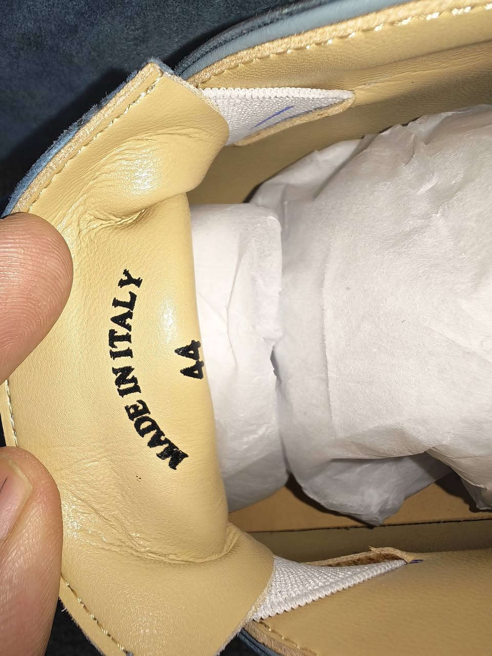 السلام عليكم
متوفر احذيه 13 قطعة ومن ضمنهن وحدة ايطالي  50 الف مع التوصيل


**إذا كنت صاحب هذا الإعلان وتريد حذفه لأي سبب، رجاءا أرسل رسالة إلى الدعم الفني**